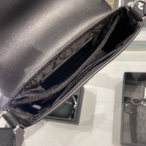 MICHAEL KORS
COOPER EW Phone XBody 
Black 
NWT - Picture 6 of 16